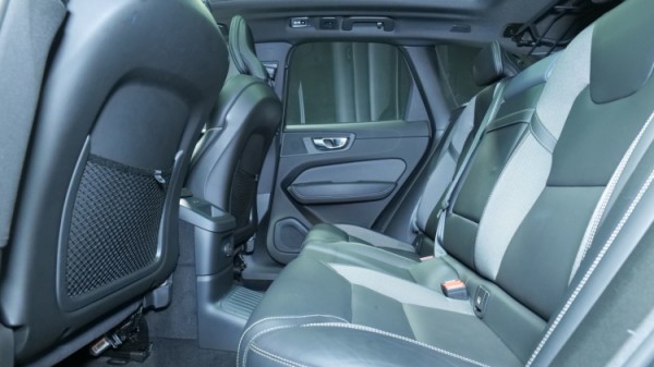 Esittelykuva Volvo XC60 kevythybridiautosta.