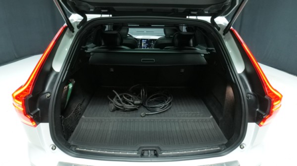 Esittelykuva Volvo XC60 kevythybridiautosta.