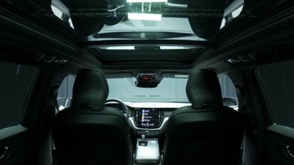 Esittelykuva Volvo XC60 kevythybridiautosta.