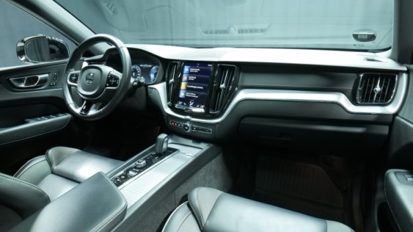 Esittelykuva Volvo XC60 kevythybridiautosta.