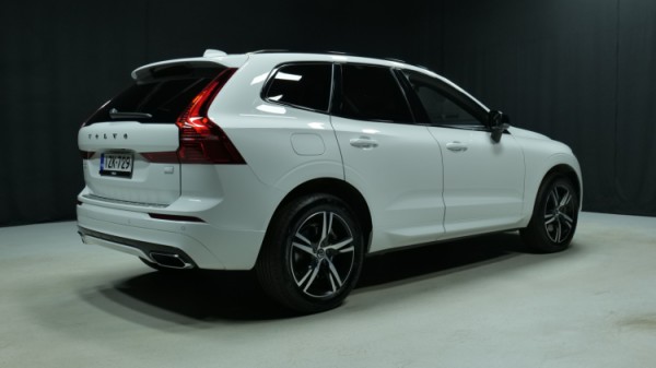 Esittelykuva Volvo XC60 kevythybridiautosta.