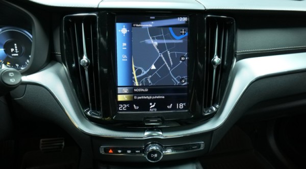 Esittelykuva Volvo XC60 kevythybridiautosta.