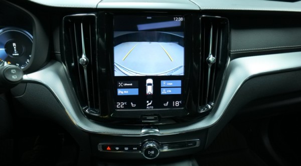 Esittelykuva Volvo XC60 kevythybridiautosta.