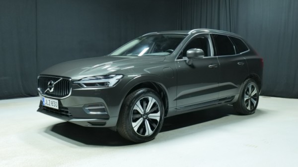Esittelykuva Volvo XC60 kevythybridiautosta.