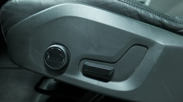 Esittelykuva Volvo XC60 kevythybridiautosta.