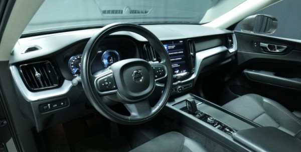Esittelykuva Volvo XC60 kevythybridiautosta.
