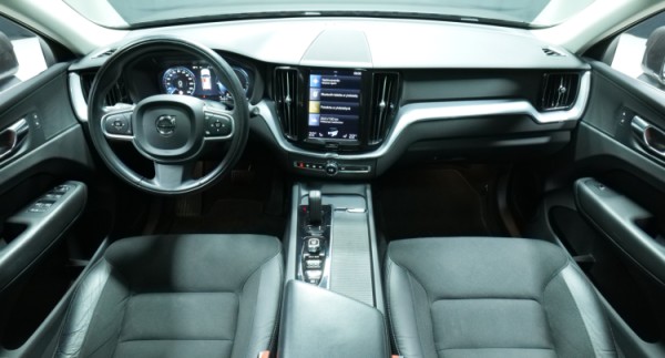 Esittelykuva Volvo XC60 kevythybridiautosta.