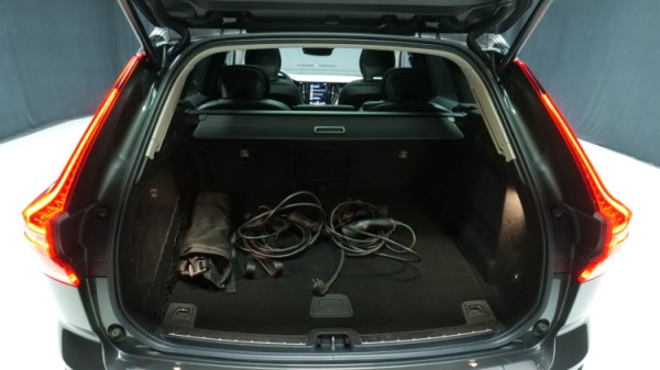 Esittelykuva Volvo XC60 kevythybridiautosta.