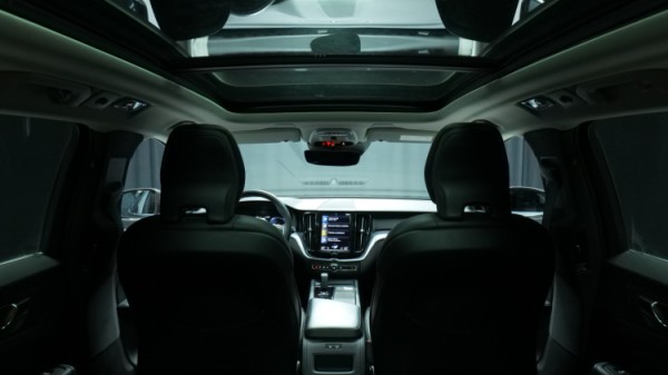 Esittelykuva Volvo XC60 kevythybridiautosta.