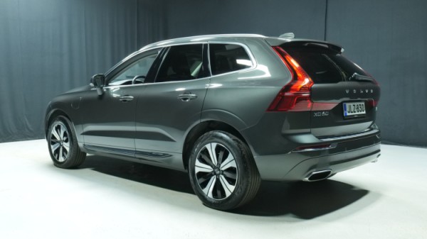 Esittelykuva Volvo XC60 kevythybridiautosta.