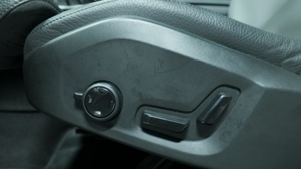 Esittelykuva Volvo XC60 kevythybridiautosta.