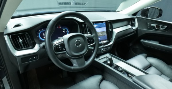 Esittelykuva Volvo XC60 kevythybridiautosta.