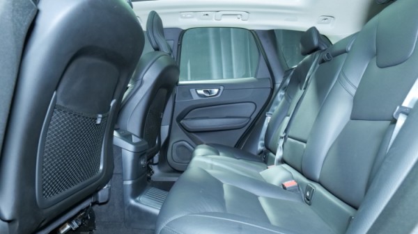 Esittelykuva Volvo XC60 kevythybridiautosta.