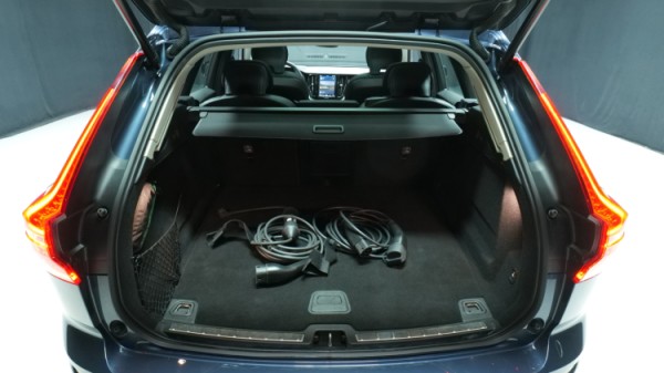 Esittelykuva Volvo XC60 kevythybridiautosta.