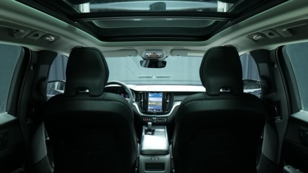 Esittelykuva Volvo XC60 kevythybridiautosta.