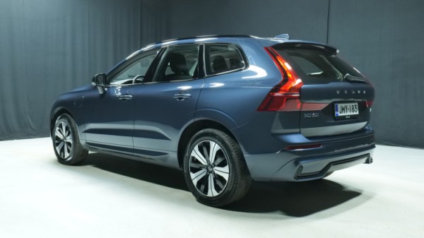 Esittelykuva Volvo XC60 kevythybridiautosta.