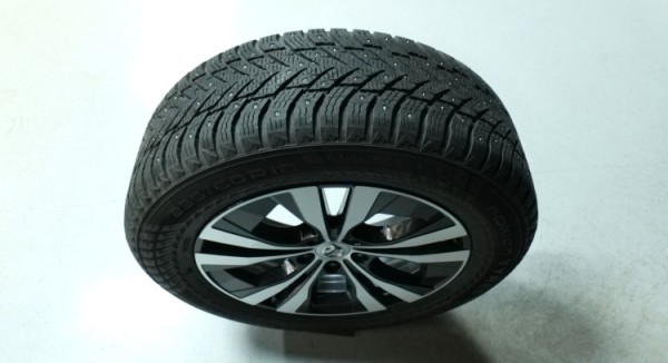 Esittelykuva Volvo XC60 kevythybridiautosta.
