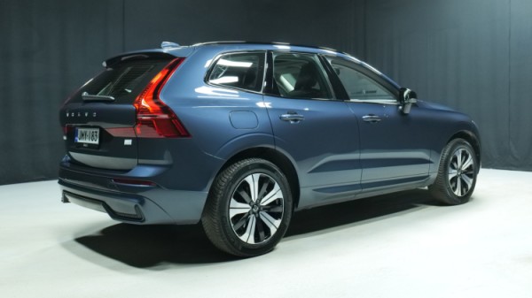 Esittelykuva Volvo XC60 kevythybridiautosta.