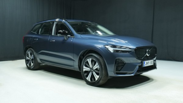 Esittelykuva Volvo XC60 kevythybridiautosta.