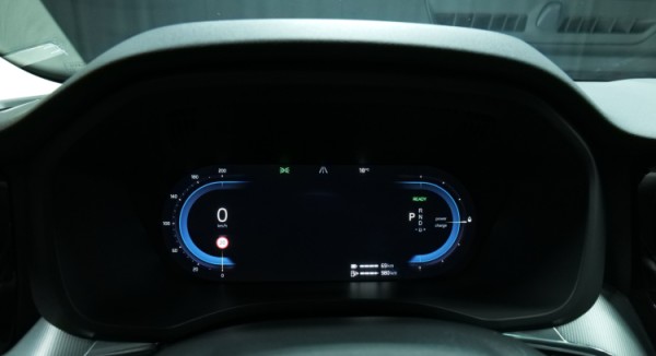 Esittelykuva Volvo XC60 kevythybridiautosta.