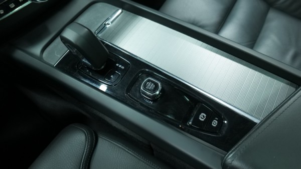 Esittelykuva Volvo XC60 kevythybridiautosta.