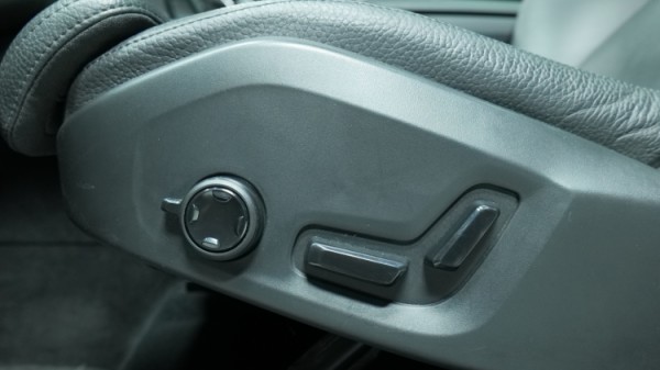 Esittelykuva Volvo XC60 kevythybridiautosta.