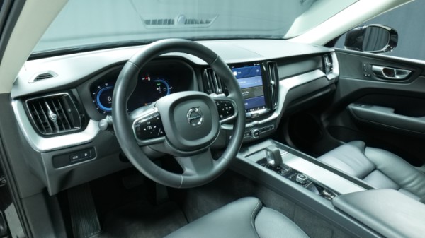 Esittelykuva Volvo XC60 kevythybridiautosta.