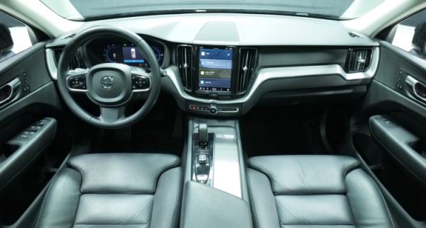 Esittelykuva Volvo XC60 kevythybridiautosta.