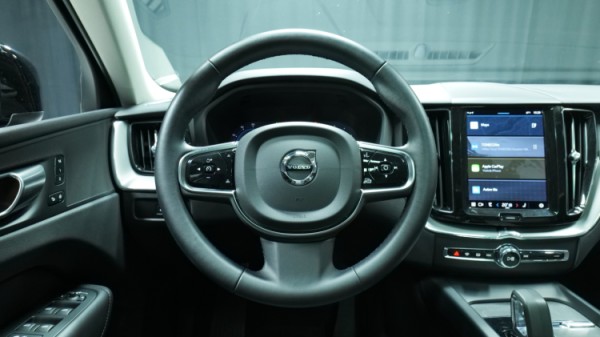Esittelykuva Volvo XC60 kevythybridiautosta.