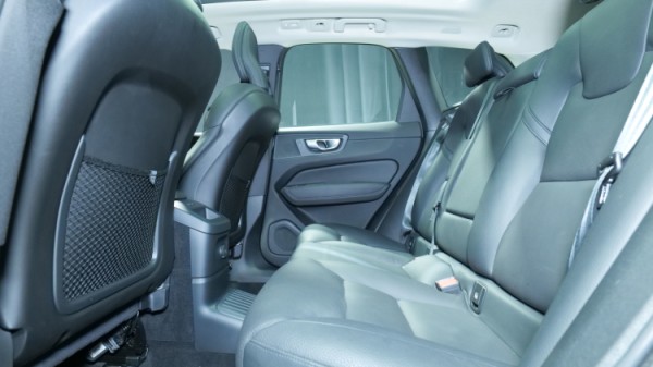 Esittelykuva Volvo XC60 kevythybridiautosta.