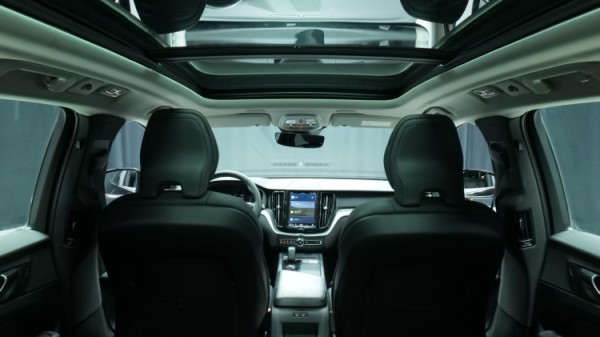 Esittelykuva Volvo XC60 kevythybridiautosta.
