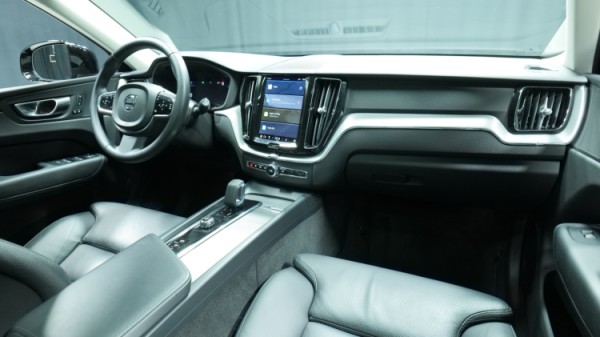 Esittelykuva Volvo XC60 kevythybridiautosta.