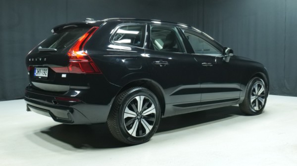 Esittelykuva Volvo XC60 kevythybridiautosta.