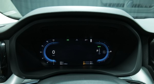 Esittelykuva Volvo XC60 kevythybridiautosta.