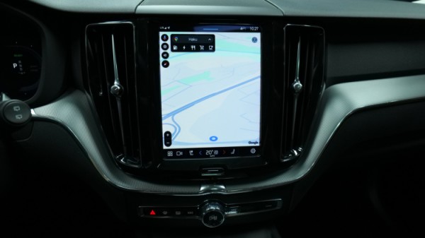 Esittelykuva Volvo XC60 kevythybridiautosta.
