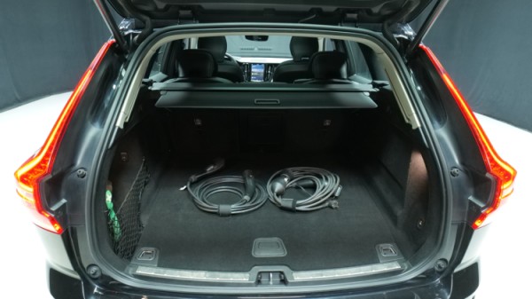 Esittelykuva Volvo XC60 kevythybridiautosta.