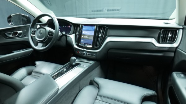Esittelykuva Volvo XC60 kevythybridiautosta.