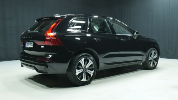 Esittelykuva Volvo XC60 kevythybridiautosta.