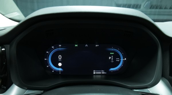 Esittelykuva Volvo XC60 kevythybridiautosta.
