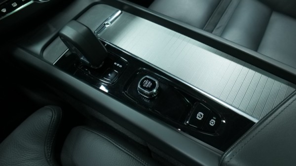 Esittelykuva Volvo XC60 kevythybridiautosta.