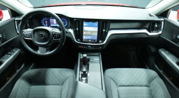 Esittelykuva Volvo V60 bensiiniautosta.
