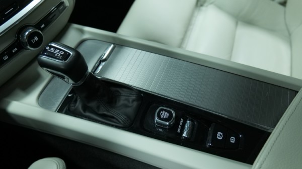 Esittelykuva Volvo V60 dieselautosta.