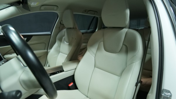 Esittelykuva Volvo V60 dieselautosta.