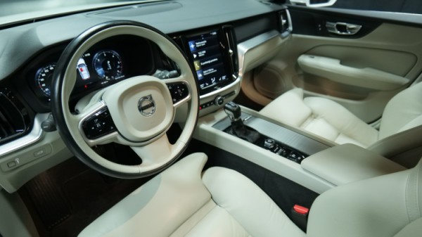 Esittelykuva Volvo V60 dieselautosta.