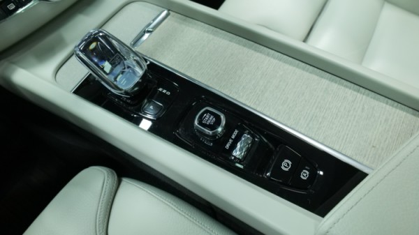 Esittelykuva Volvo XC60 kevythybridiautosta.