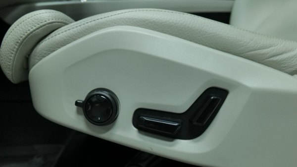 Esittelykuva Volvo XC60 kevythybridiautosta.