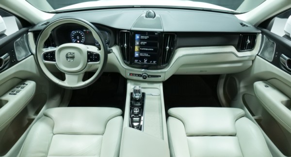 Esittelykuva Volvo XC60 kevythybridiautosta.