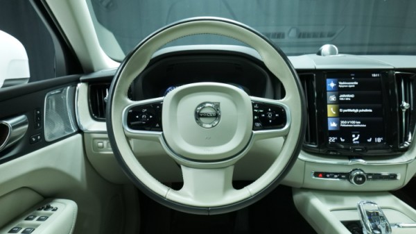 Esittelykuva Volvo XC60 kevythybridiautosta.