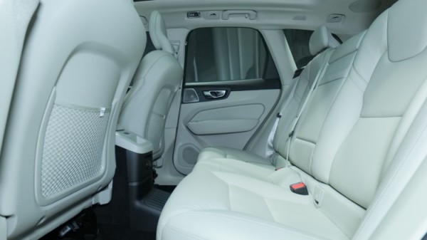 Esittelykuva Volvo XC60 kevythybridiautosta.