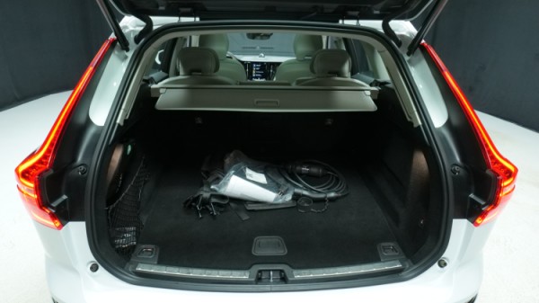 Esittelykuva Volvo XC60 kevythybridiautosta.